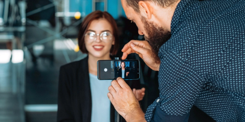 itarbeiter als Corporate Influencer bei der Arbeit, die aktiv in sozialen Medien kommunizieren